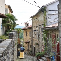 Ruelle en pierre avec boutique Aura